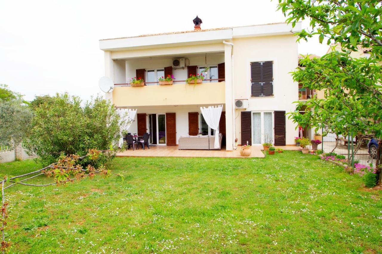 Apartment Suzi Valdebek Pula Exterior photo